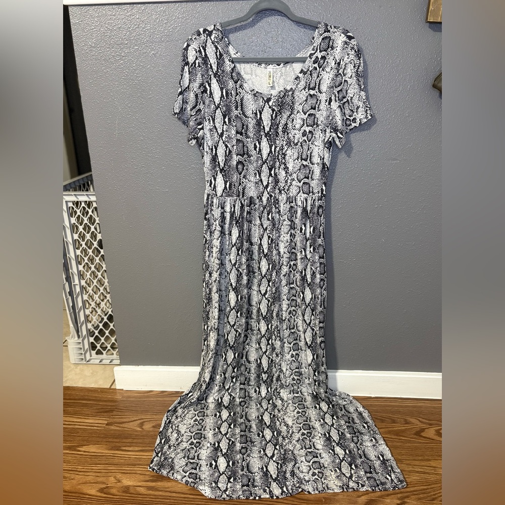 Creme Brulee Snake Print Maxi Dress size L (SKU 72)